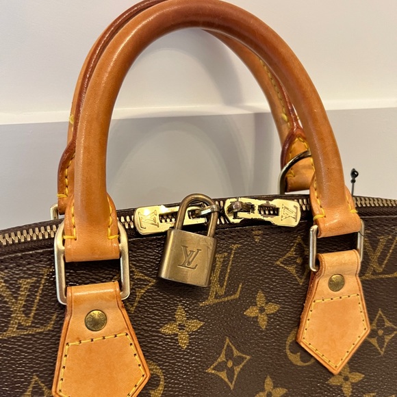 Louis Vuitton Alma - Picture 2 of 10